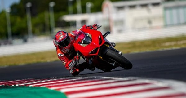 Пуснат след оттеглянето на легендата  V-Twin Engine, това е първият модел, произведен от Ducati, който разполага с V4 двигател. Ducati Panigale V4 идва и с помощ на състезателното подразделение -  Ducati Corse. Този динамичен модел се предлага в голямо разнообразие от версии, включително V4 S, V4 SP2 и специалната итерация Anniversario. Престижната италианска компания не пести средства за редица настройки и корекции, като дори стигна дотам, че V4 S беше тестван от професионалния пилот Микеле Пиро.
